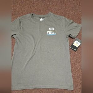 New! Boy's Under Armour Shirt In Size Medium Gray With Back Decal